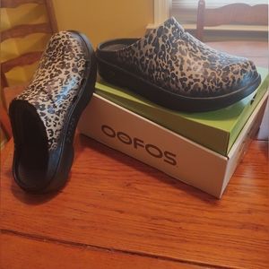 New in box Oofos animal print clogs - size 10